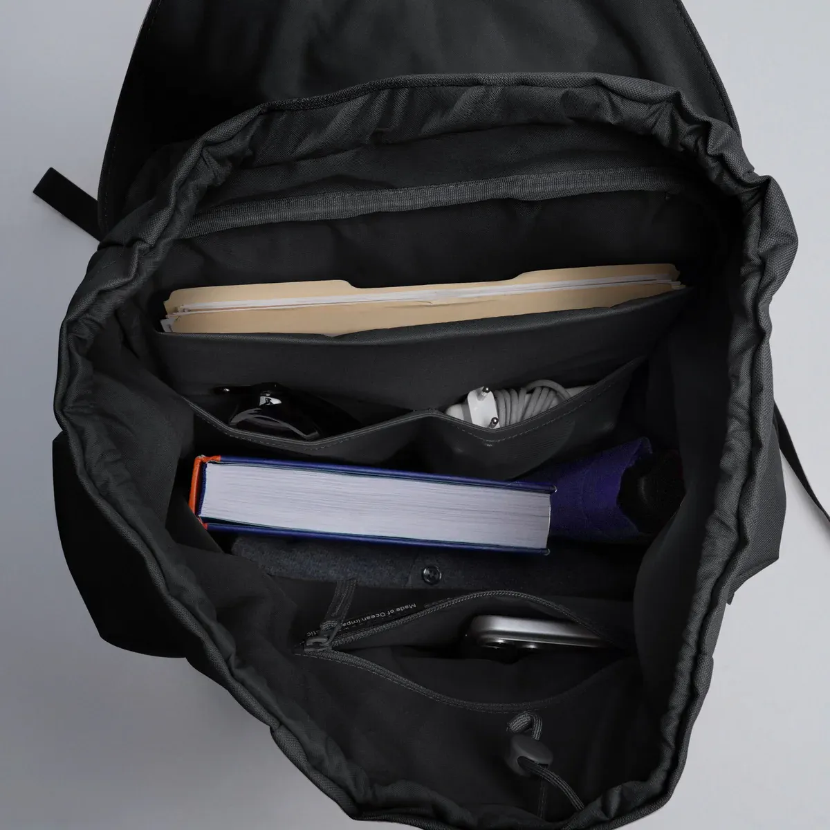 GOT BAG Flap Pack Large Black – vista lateral 1 | sustentável | Bag-Age