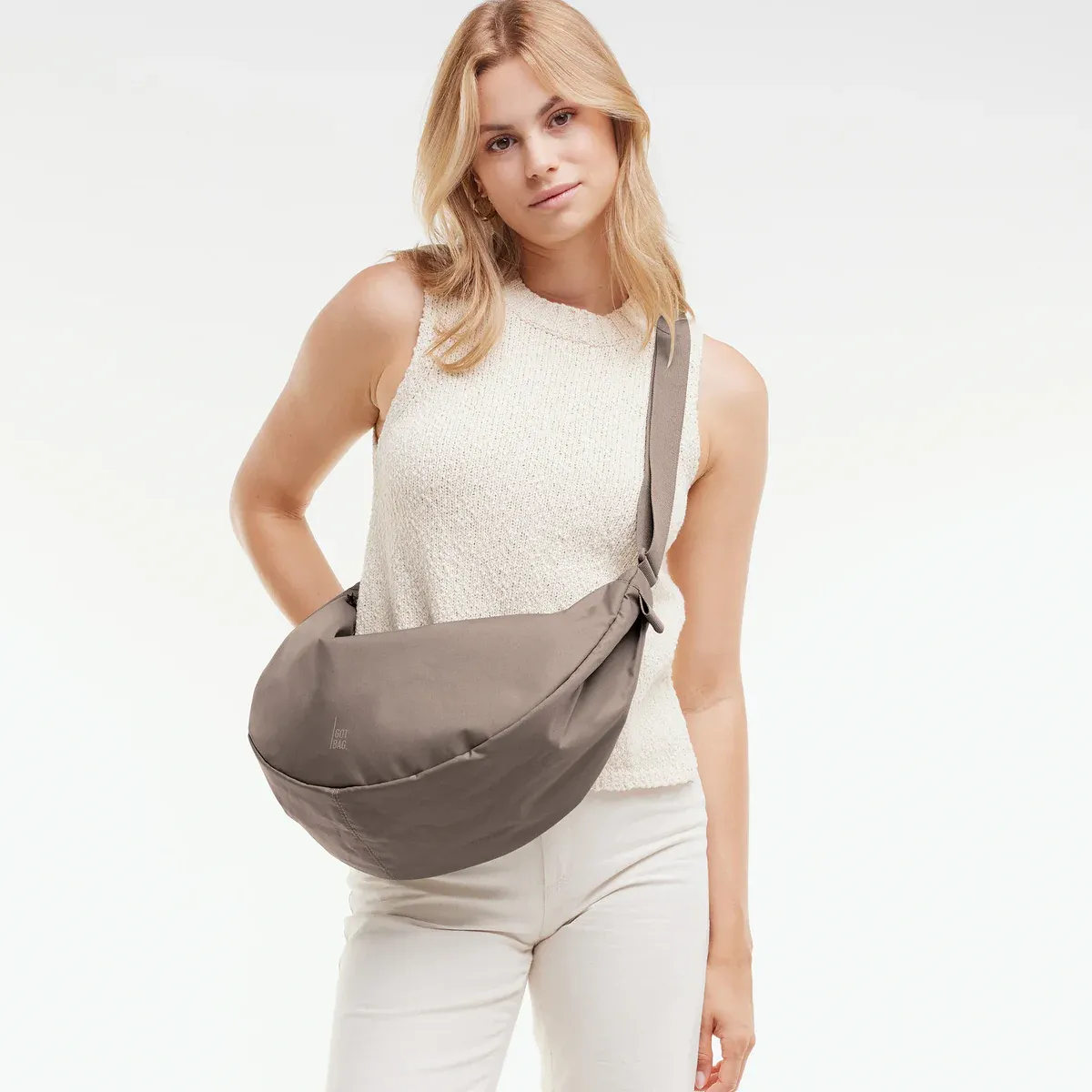 GOT BAG Moon Bag Large Oyster Monochrome – foto lifestyle 1 | sostenibile | Bag-Age