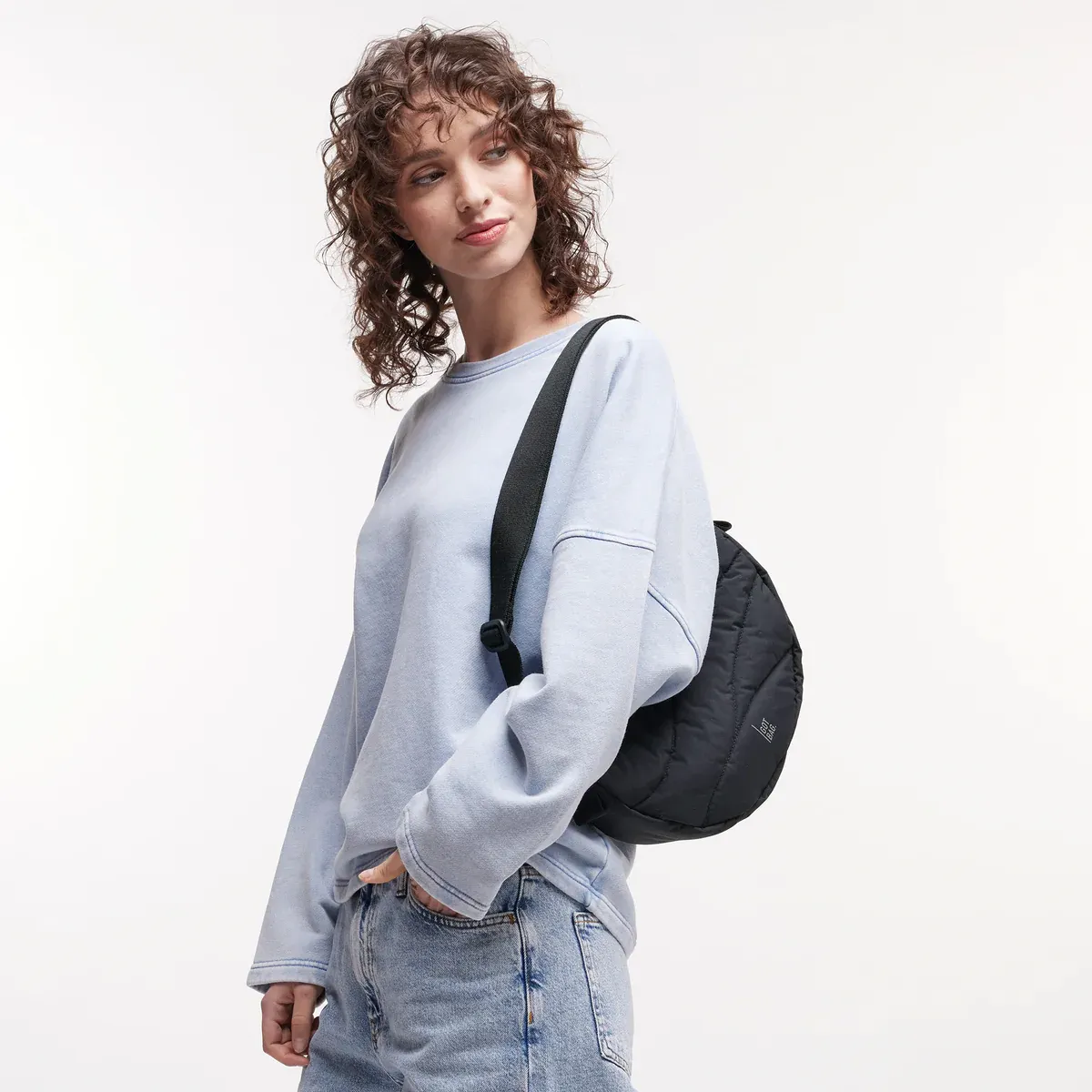 GOT BAG Wavy Puffer Moon Bag Small Black Monochrome – foto lifestyle 1 | sostenibile | Bag-Age