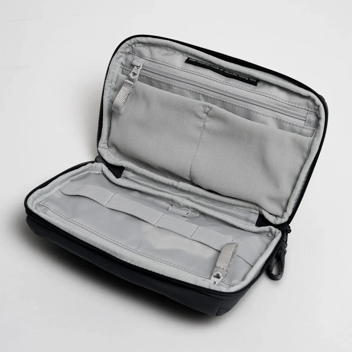 GOT BAG Commuter Tech Pouch Black Monochrome – vista aperta | sostenibile | Bag-Age