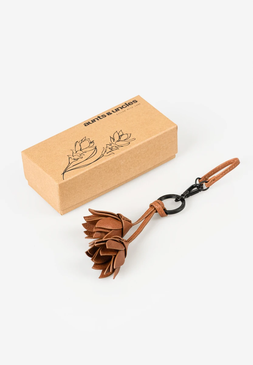 Aunts & Uncles Crocus Charm Caramel – ciondolo per borsa – Marrone – vista prodotto 6