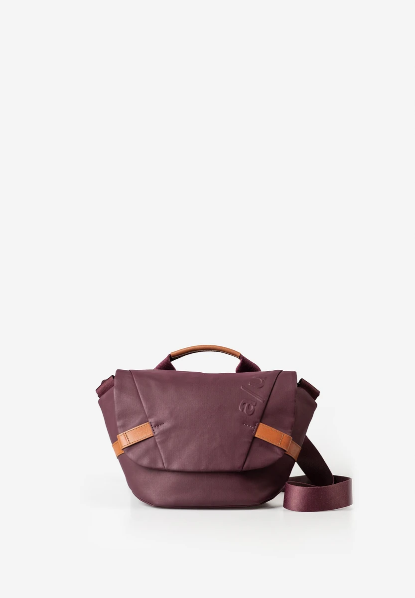 aunts & uncles Kazo Cherry Laquer bag, front view, at Bag-Age Berlin