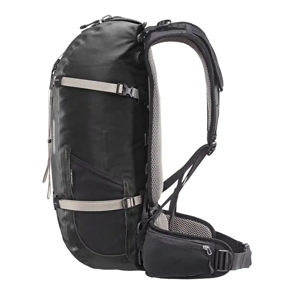 ORTLIEB Atrack Black Reiserucksack, Seitenansicht, bei Bag-Age