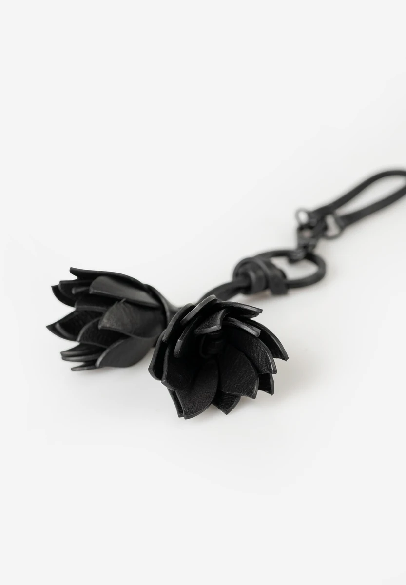 Aunts & Uncles Crocus Charm Black Smoke – Taschenanhänger – Schwarz/Grau – Produktansicht 3