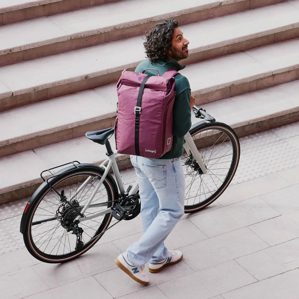 otinga Flip V3 aubergine-rot: alforja de bici, alforja de bici y mochila 2 en 1, con compartimento para portátil. Bei Bag-Age Berlin comprar.