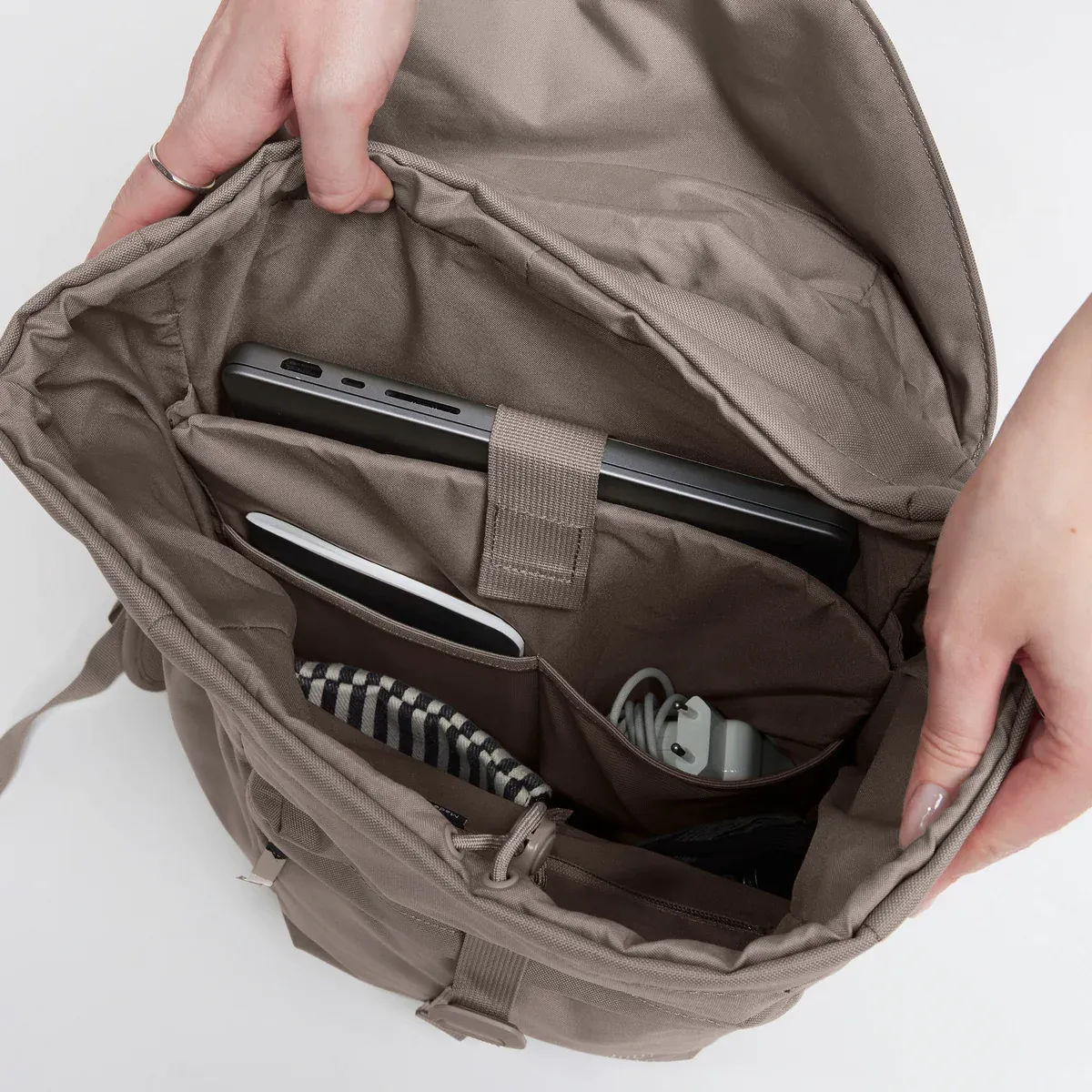GOT BAG Flap Pack Oyster Monochrome – Seitenansicht 1 | nachhaltig | Bag-Age