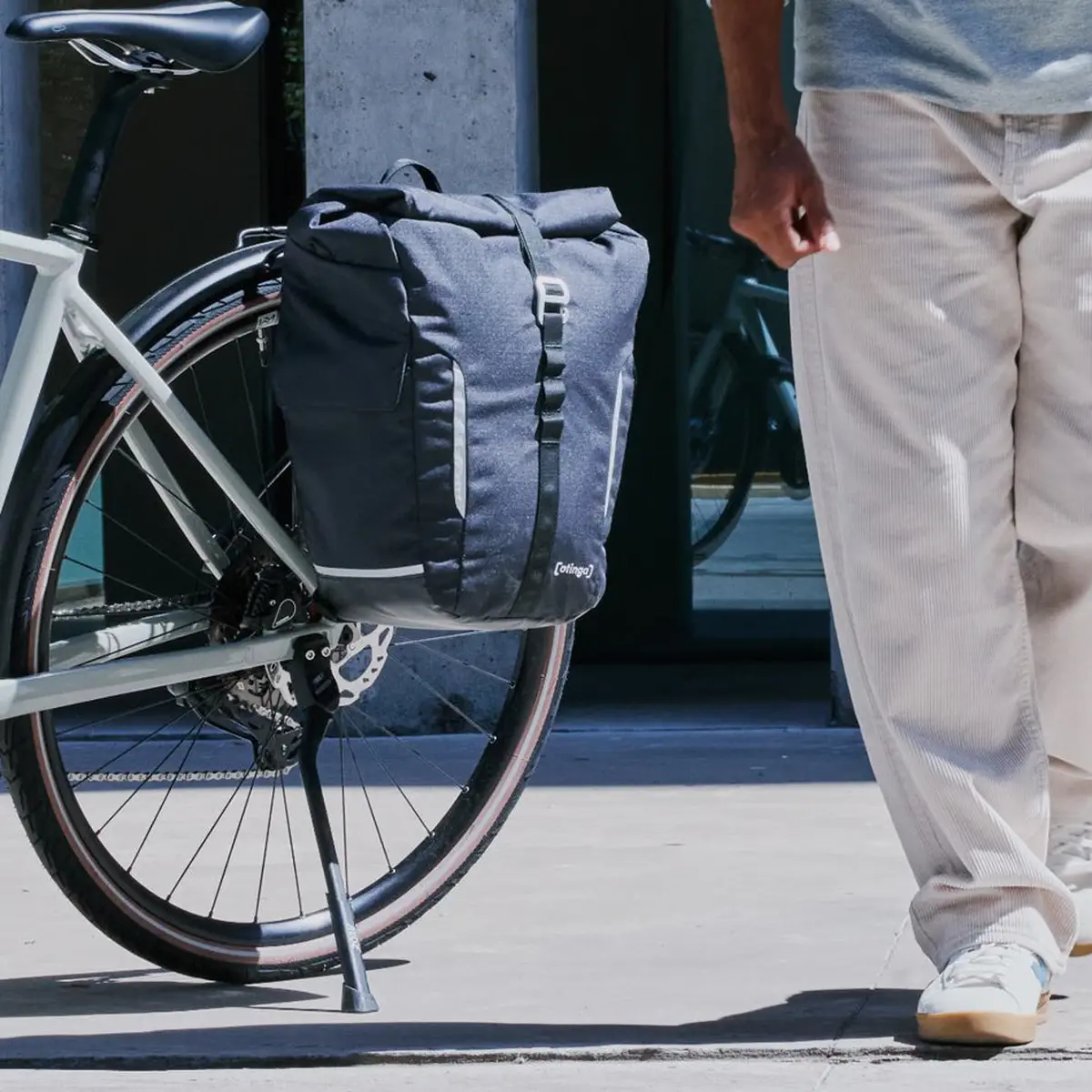 otinga Guard schwarz, recyceltes PES-Gewebe, PU-beschichtet, abschließbar, Fahrradtasche bei Bag-Age Berlin.