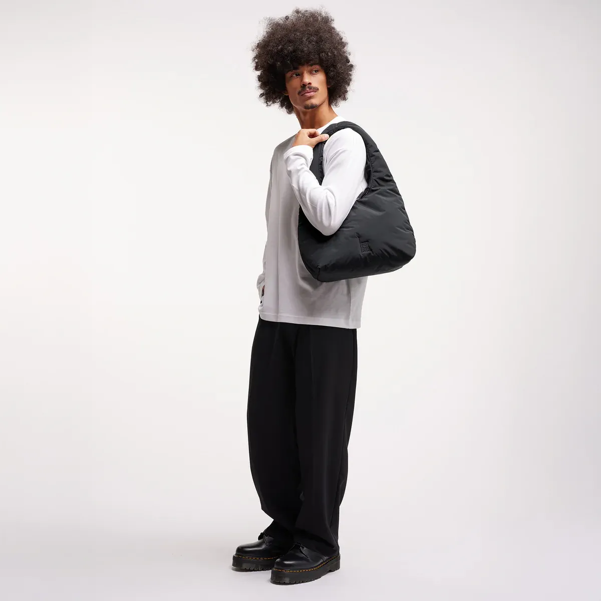 GOT BAG Cloud Shoulder Bag Black Monochrome – foto lifestyle 2 | sustentável | Bag-Age