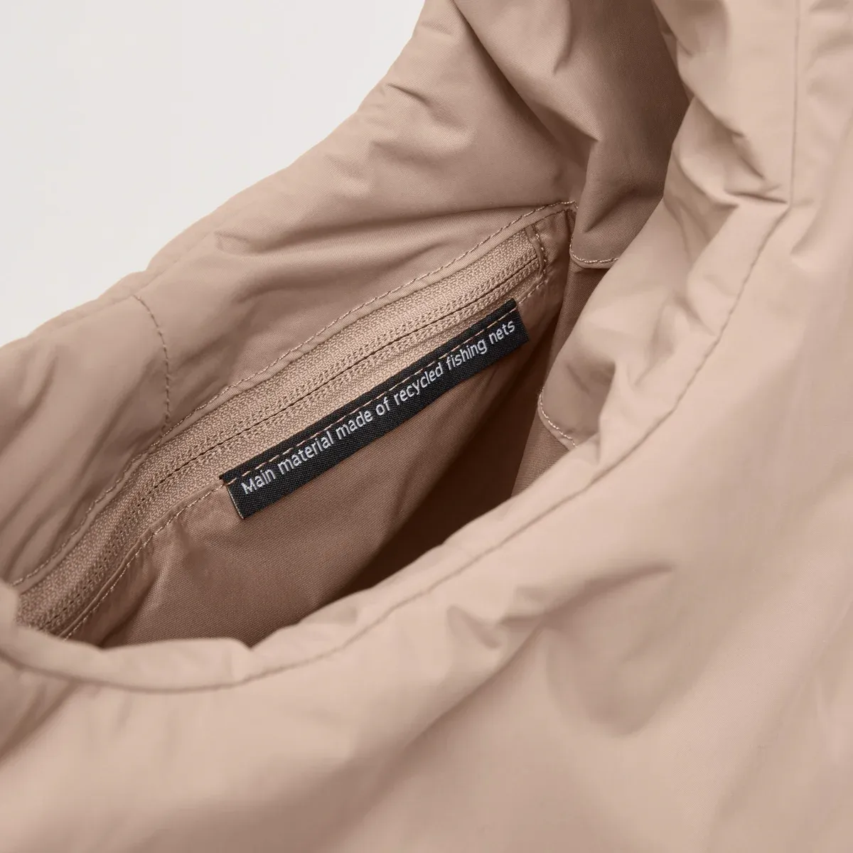 GOT BAG Cloud Shoulder Bag Sandbar Monochrome – vista detalhe | sustentável | Bag-Age