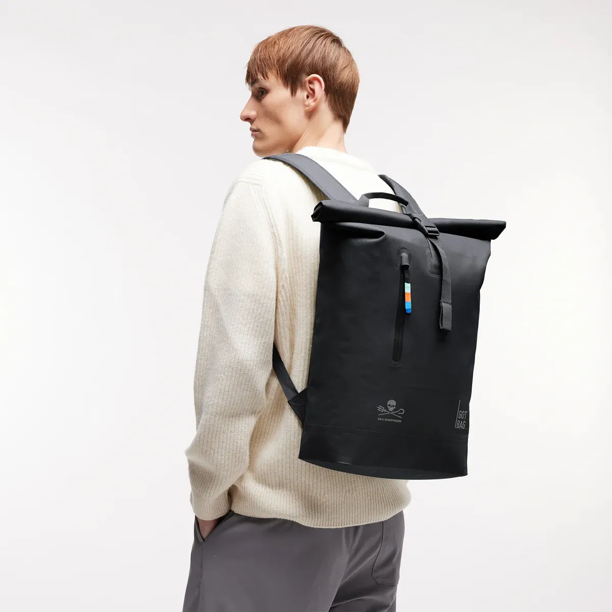 GOT BAG Rolltop Lite 2.0 Black Sea Shepherd – foto lifestyle 2 | sostenible | Bag-Age