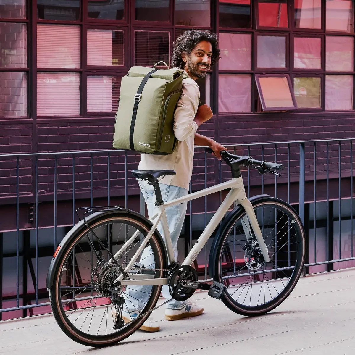 otinga Flip V3 olive-grün: Fahrradtasche, 2-in-1 Fahrradtasche und Rucksack, mit Laptopfach. Bei Bag-Age Berlin kaufen.