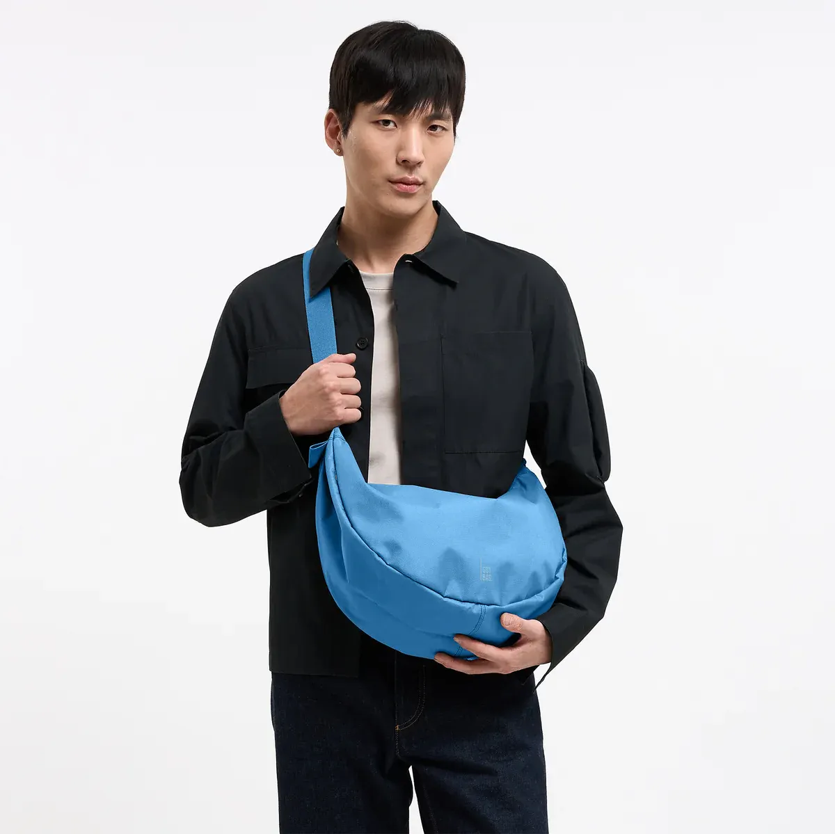 GOT BAG Moon Bag Large Aqua Monochrome – foto lifestyle 1 | sostenibile | Bag-Age