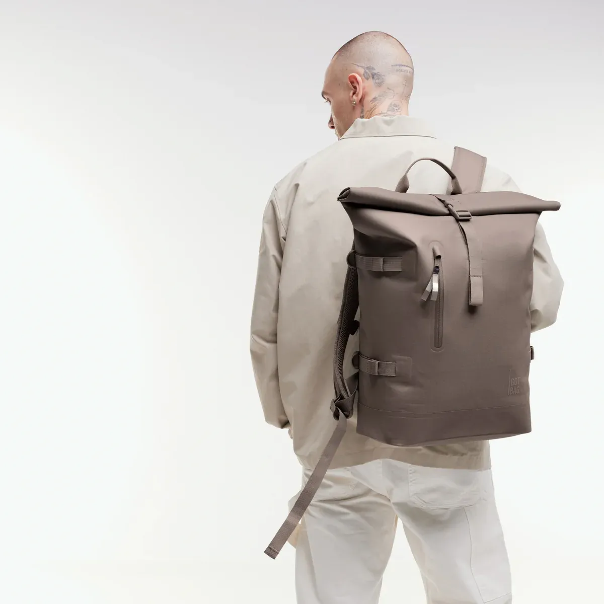 GOT BAG Rolltop 2.0 Oyster Monochrome – foto lifestyle 2 | sostenibile | Bag-Age