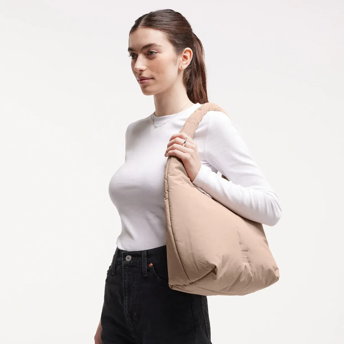 GOT BAG Cloud Shoulder Bag Sandbar Monochrome – foto lifestyle 2 | sustentável | Bag-Age