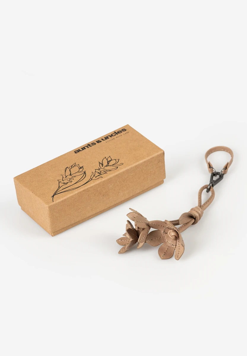 Aunts & Uncles Violet Charm Iced Coffee – zawieszka do torby – Beżowy – widok produktu 4