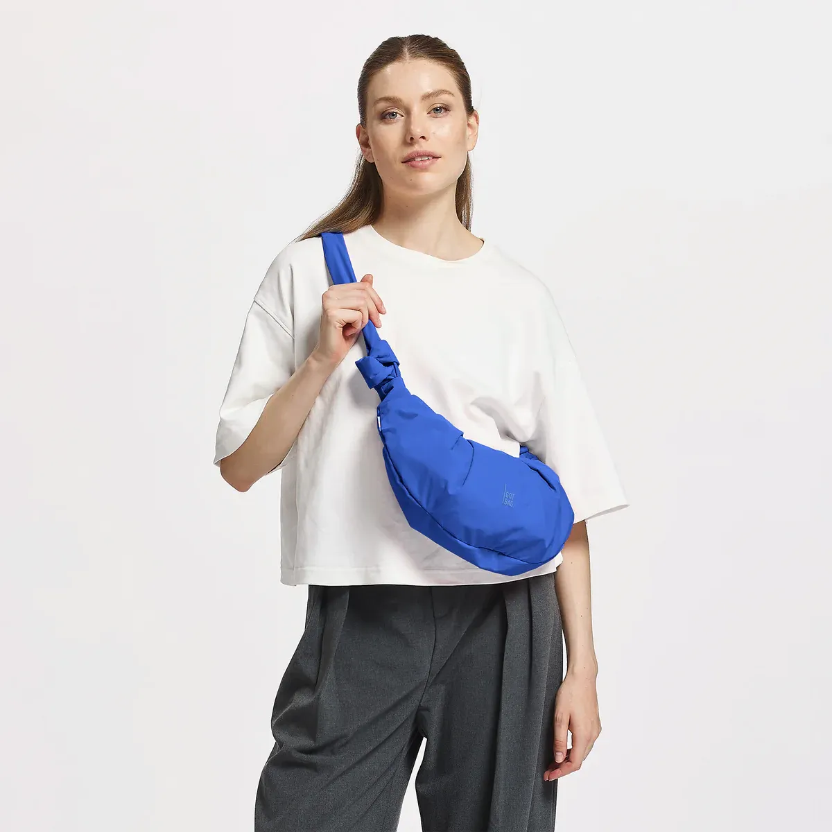 GOT BAG Pleat Moon Bag Small Cobalt Monochrome – Lifestyle-Foto 2 | nachhaltig | Bag-Age