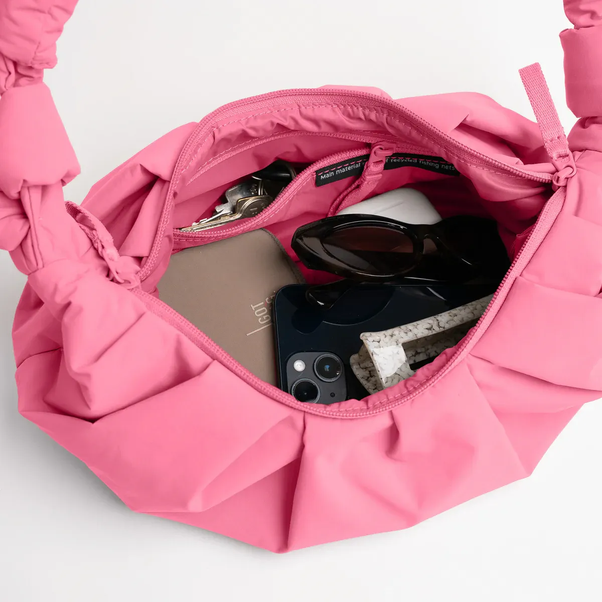 GOT BAG Pleat Moon Bag Small Salina Pink Monochrome – vista laterale | sostenibile | Bag-Age
