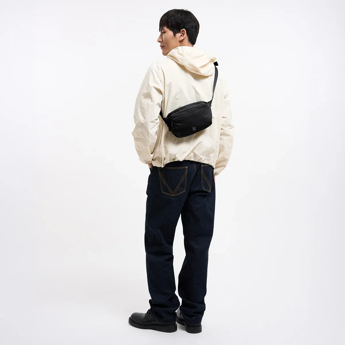 GOT BAG Adapt Sling Bag Black Monochrome – lifestylefoto 3 | duurzaam | Bag-Age