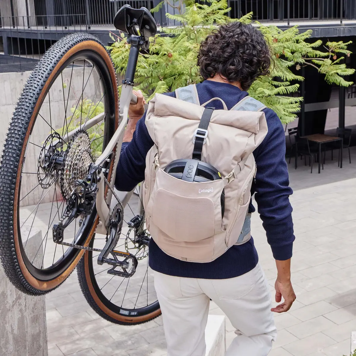 otinga Flow sand-braun, recyceltes PES-Gewebe, PU-beschichtet, mit Laptopfach, Rucksack bei Bag-Age Berlin.