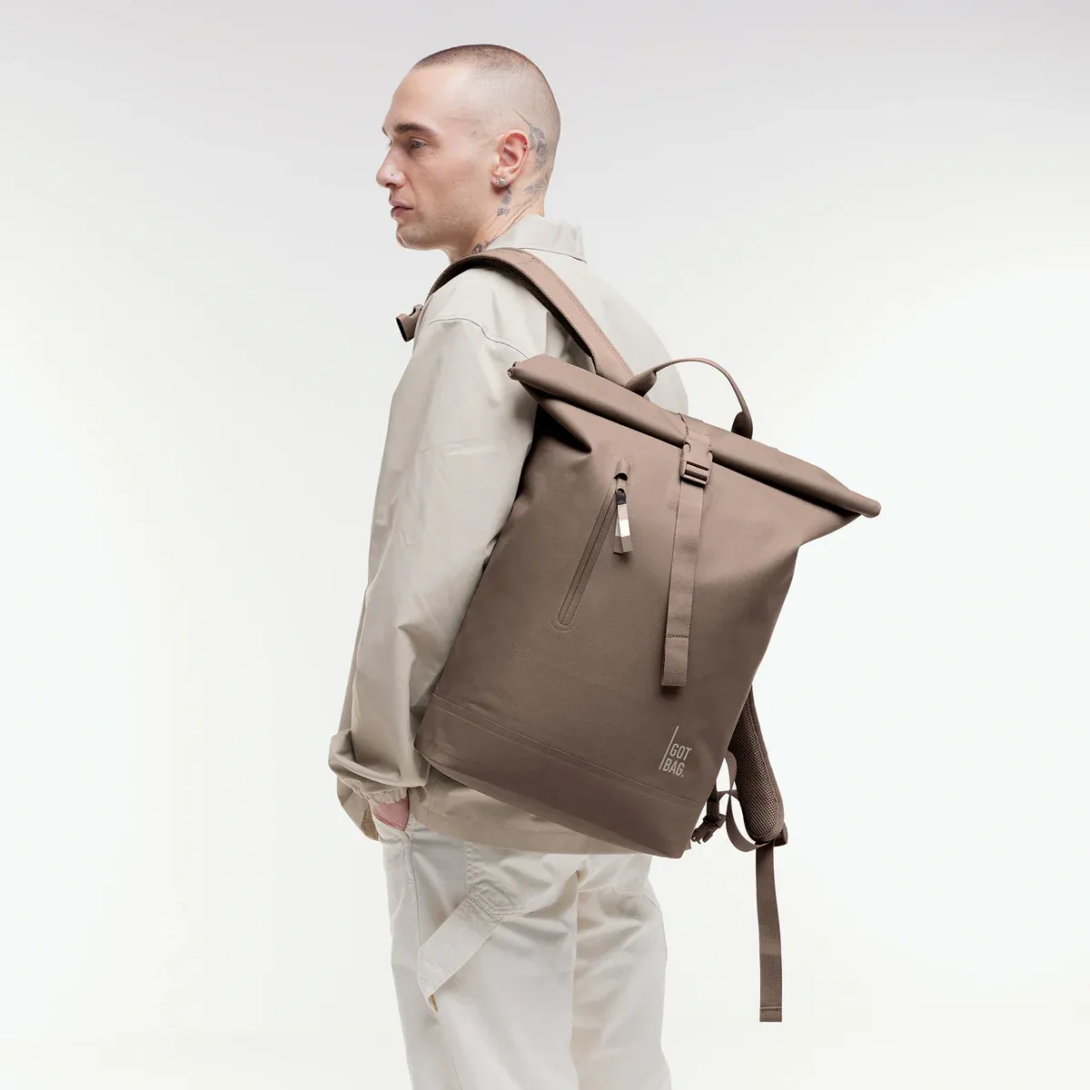GOT BAG Rolltop Lite 2.0 Oyster Monochrome – lifestyle photo 1 | sustainable | Bag-Age