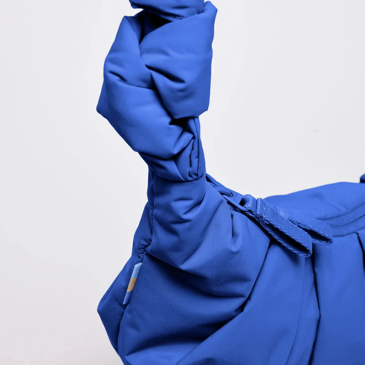 GOT BAG Pleat Moon Bag Small Cobalt Monochrome – Detailansicht | nachhaltig | Bag-Age