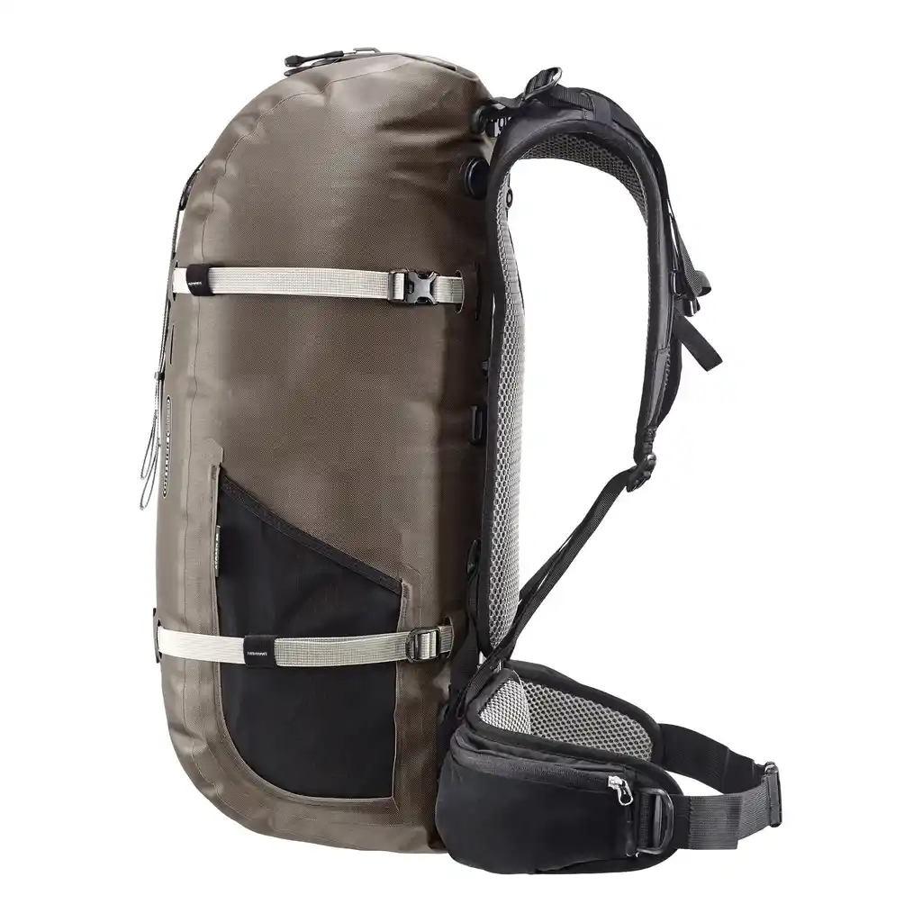 ORTLIEB Atrack Dark Sand Reiserucksack, Seitenansicht, bei Bag-Age
