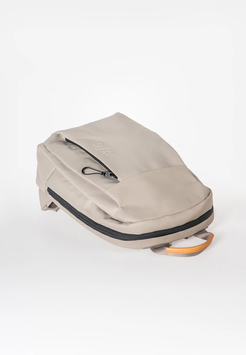 aunts & uncles Toshimoi RE Driftwood tas, achteraanzicht, bij Bag-Age Berlin