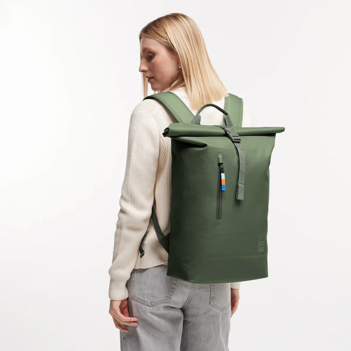 GOT BAG Rolltop Lite 2.0 Algae – foto lifestyle 1 | sustentável | Bag-Age