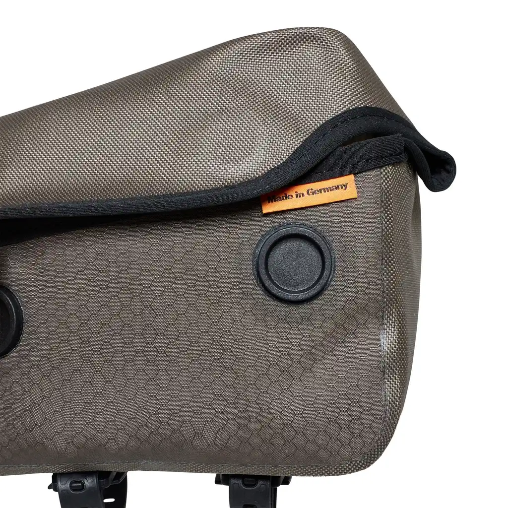 ORTLIEB Fuel-Pack Dark Sand Top Tube Bag, Detailansicht, bei Bag-Age