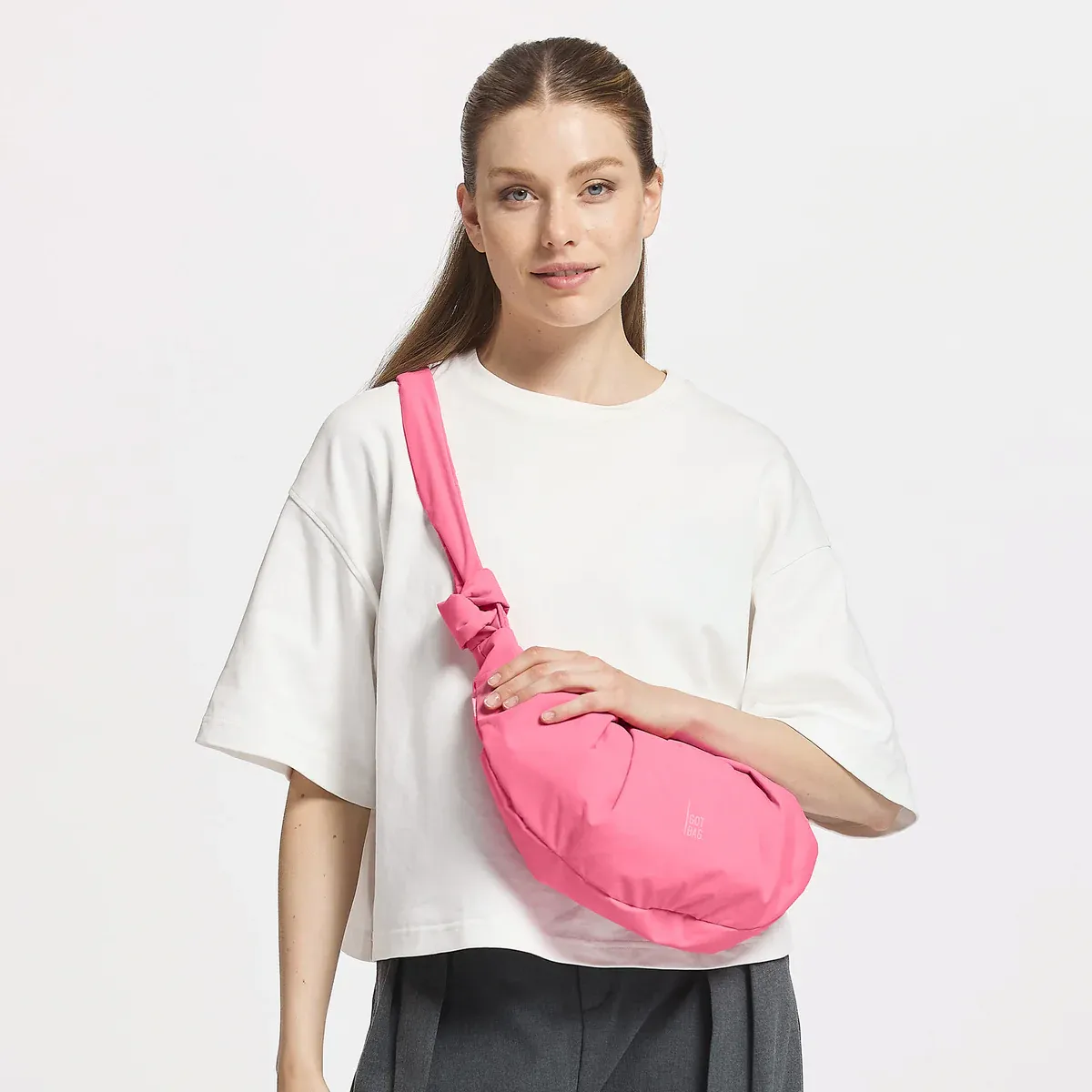 GOT BAG Pleat Moon Bag Small Salina Pink Monochrome – foto lifestyle 2 | sostenibile | Bag-Age