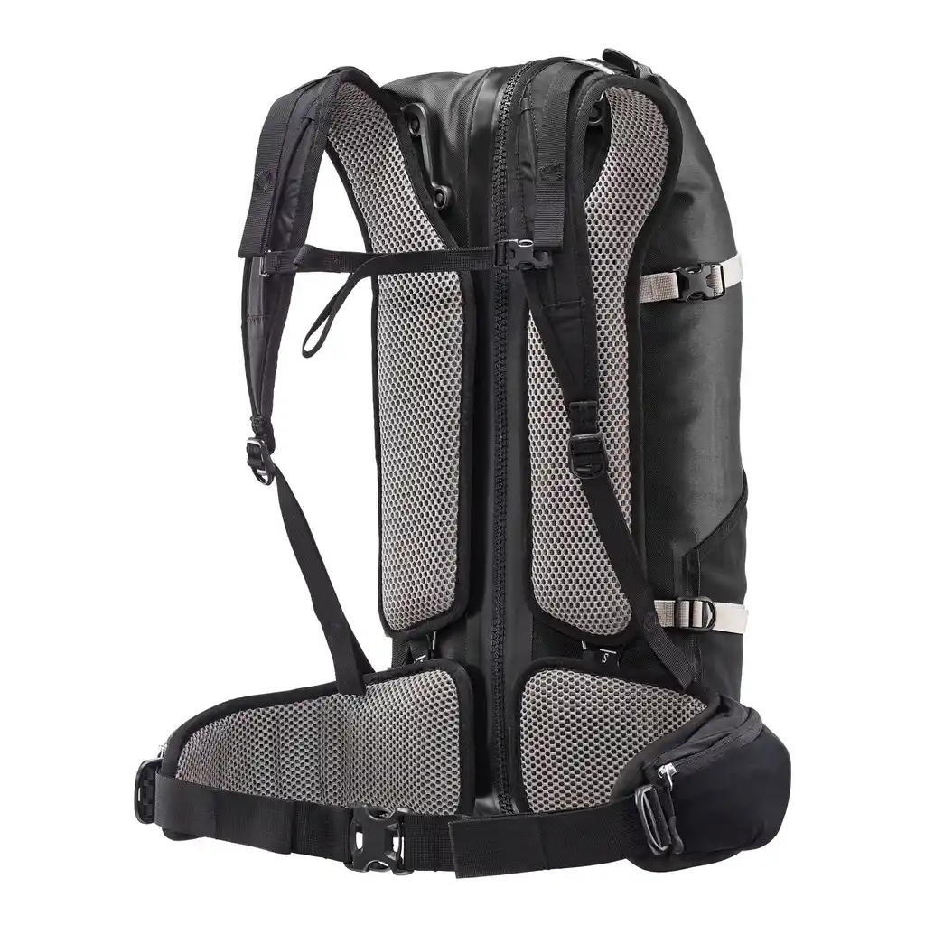 ORTLIEB Atrack Black Reiserucksack, Rückansicht, bei Bag-Age