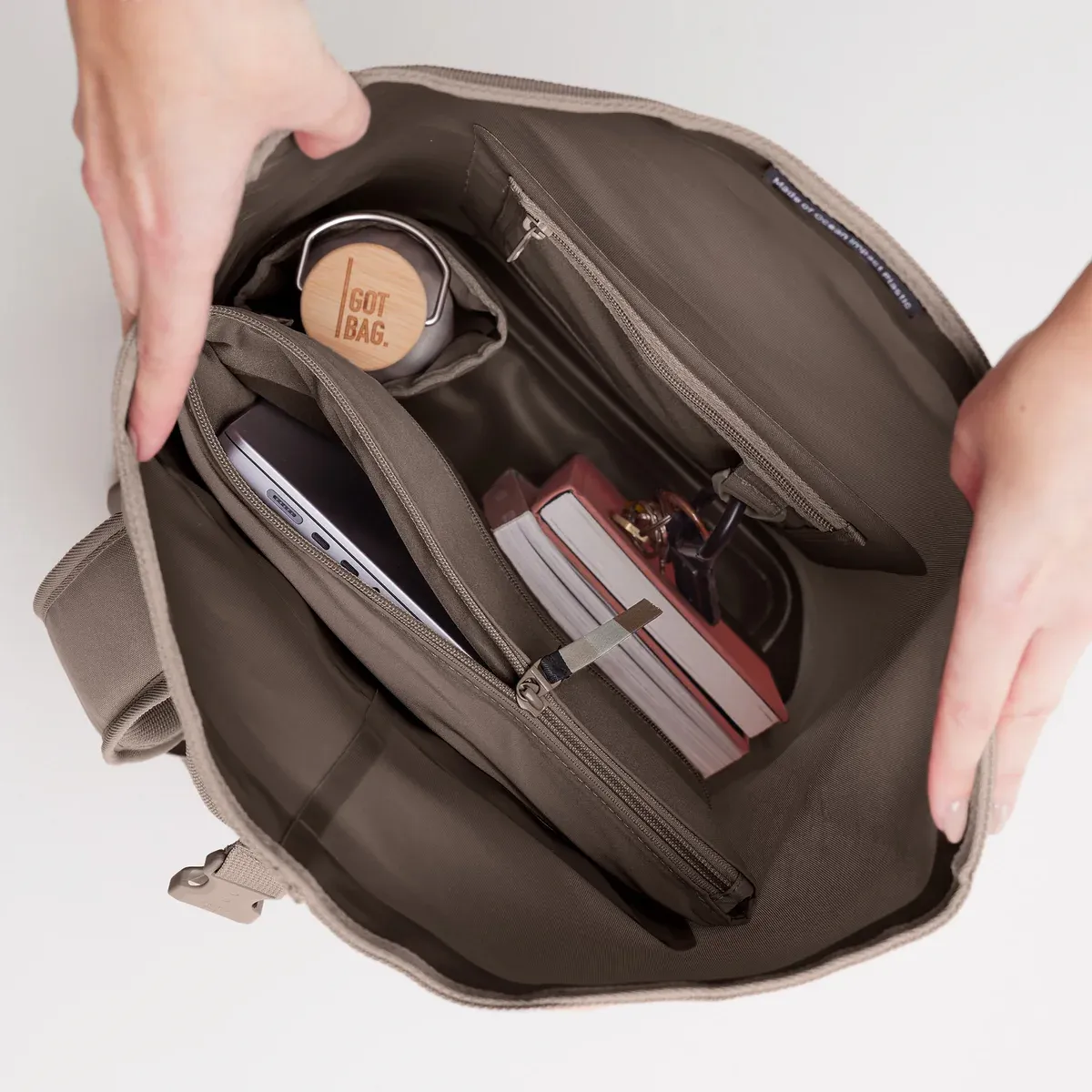GOT BAG Rolltop 2.0 Oyster Monochrome – vista aperta | sostenibile | Bag-Age