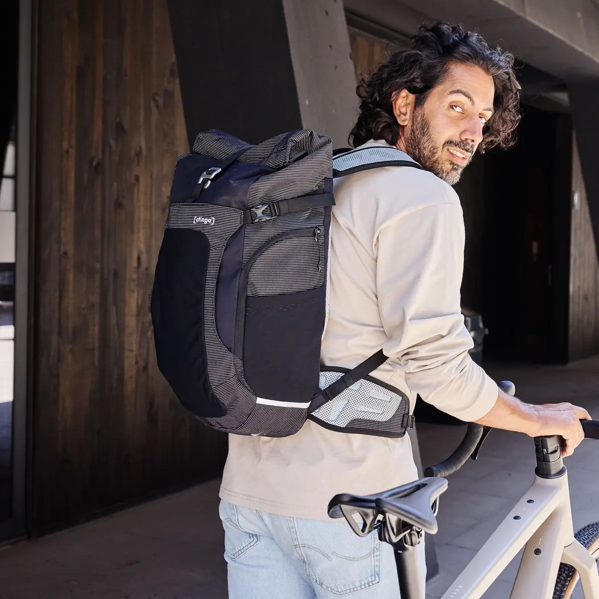 otinga Flow reflektierend-schwarz: Rucksack, 100% wasserdicht, mit Laptopfach. Bei Bag-Age Berlin kaufen.