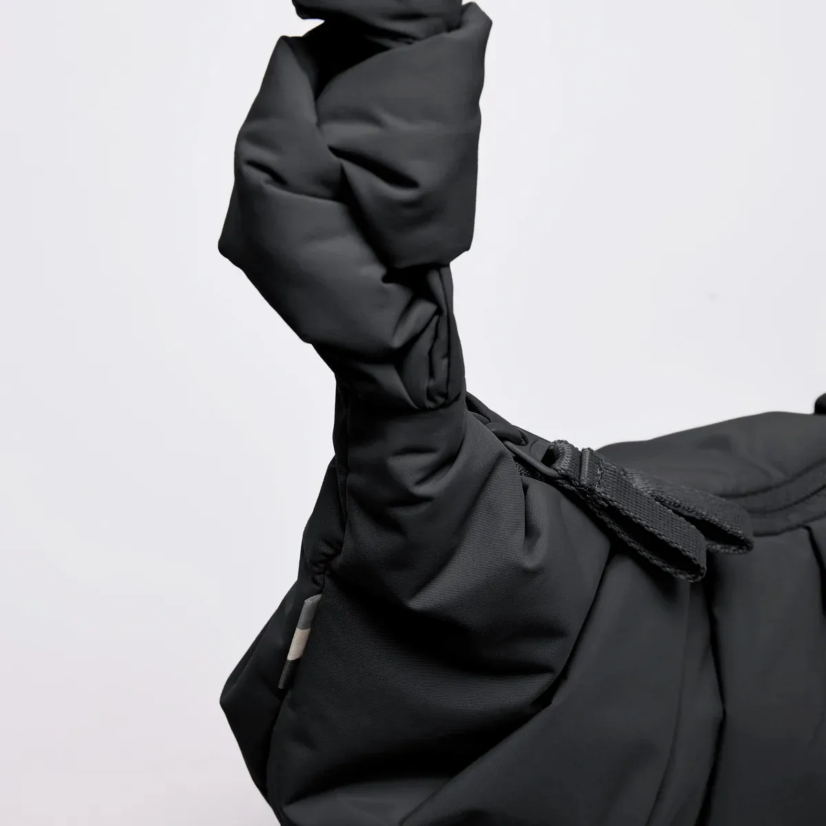 GOT BAG Pleat Moon Bag Small Black Monochrome – vue détail | durable | Bag-Age