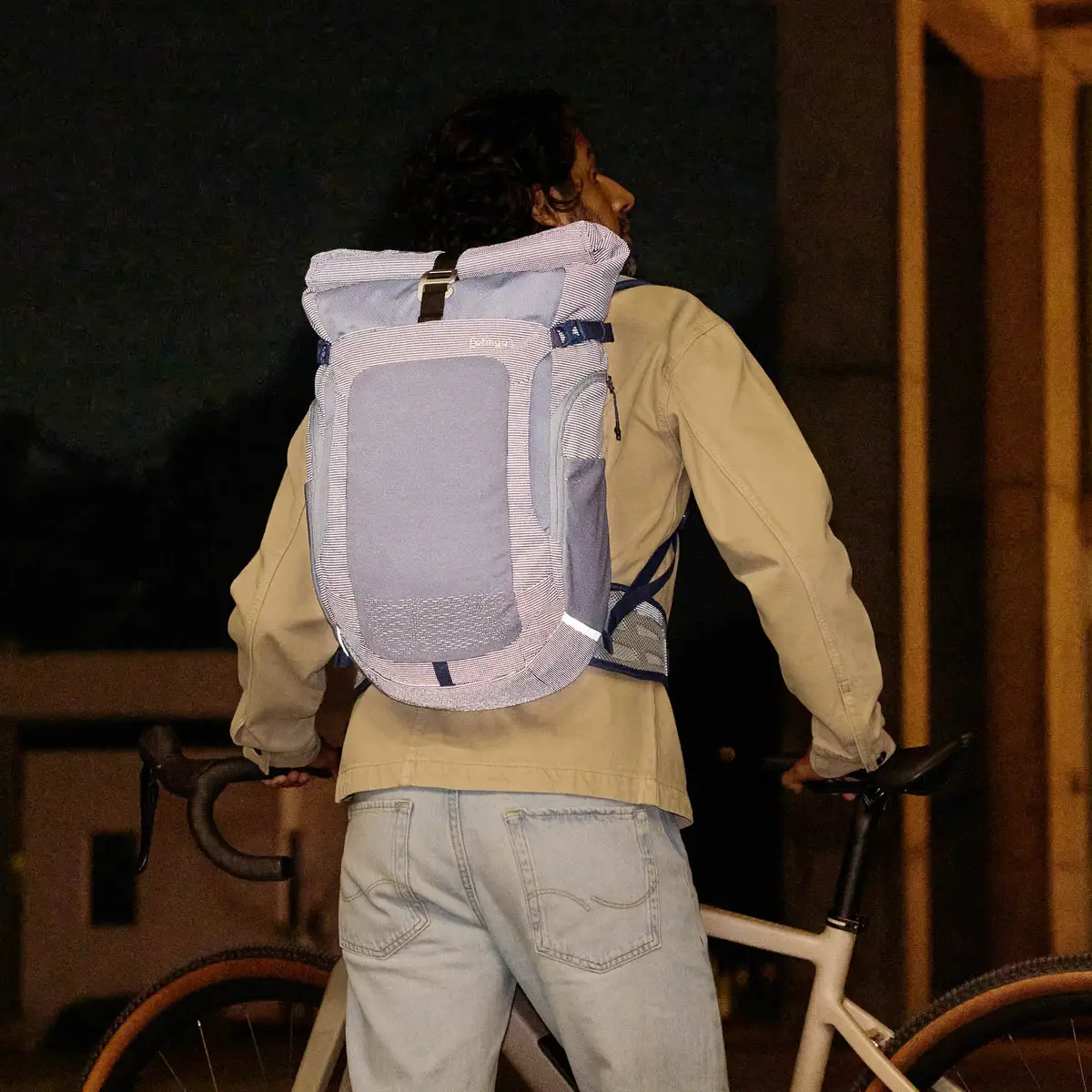 otinga Flow reflektierend-polar-blau für Pendeln & Alltag in der Stadt - 100% wasserdicht, Fair-Trade-zertifiziert, bei Bag-Age Berlin.