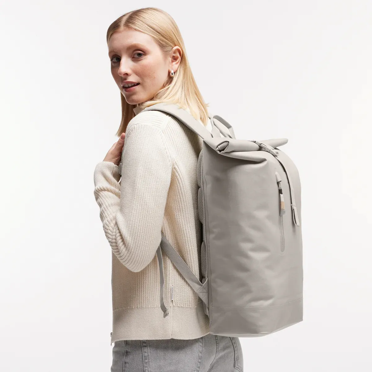 GOT BAG Rolltop Lite 2.0 Clam Monochrome – photo lifestyle 2 | durable | Bag-Age