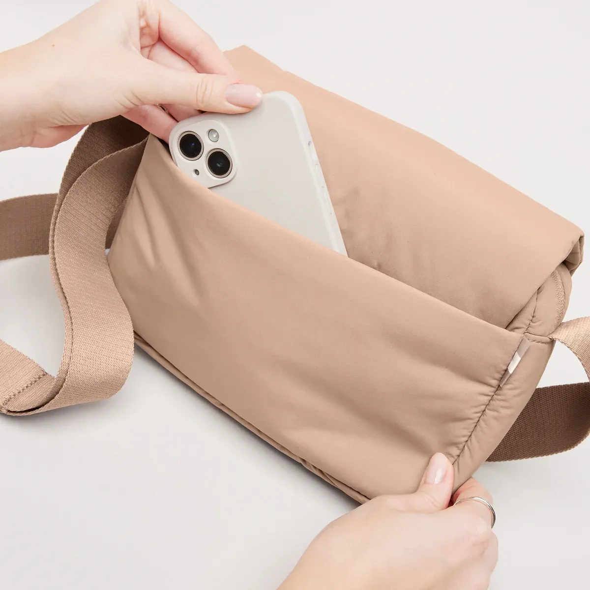 GOT BAG Cloud Crossbody Bag Sandbar Monochrome – immagine prodotto | sostenibile | Bag-Age