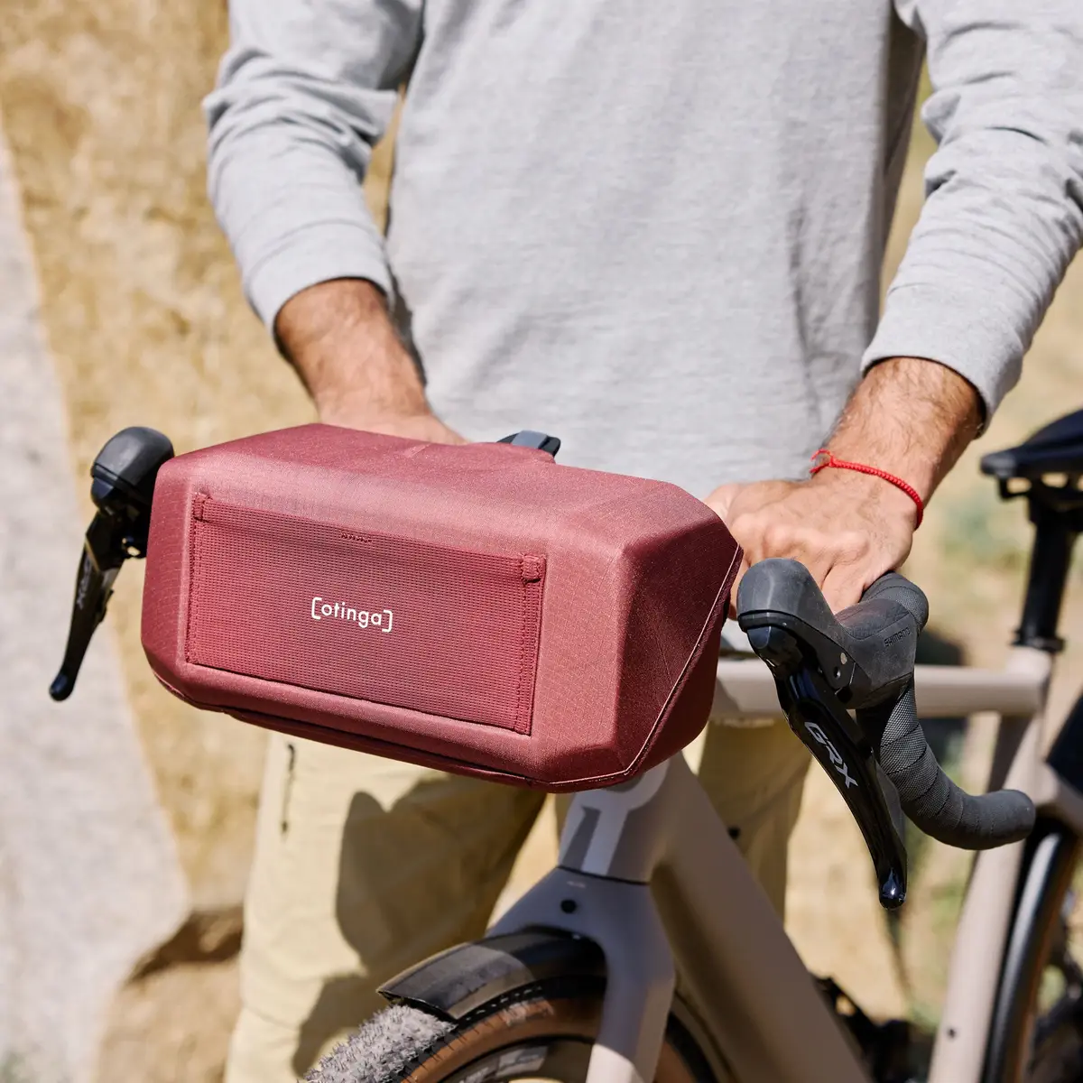 otinga Handlebag V2 rost-rot für cicloturismo y senderismo - 100% impermeable, certificado de comercio justo, bei Bag-Age Berlin.
