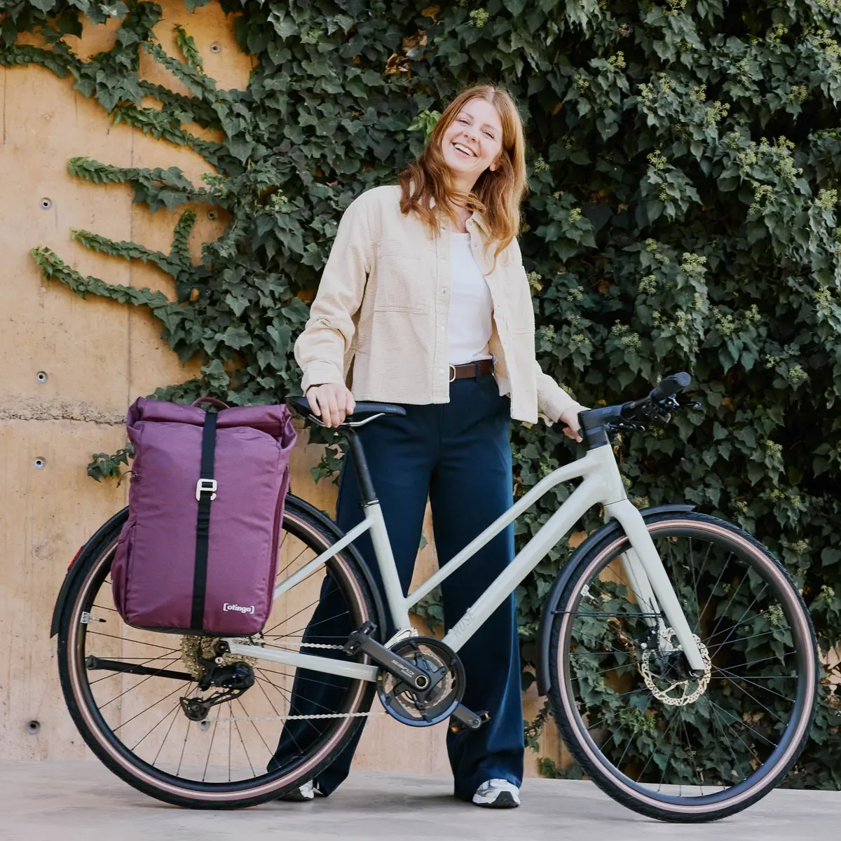 otinga Flip V3 aubergine-rot für desplazamientos diarios en ciudad - con compartimento para portátil, certificado de comercio justo, bei Bag-Age Berlin.