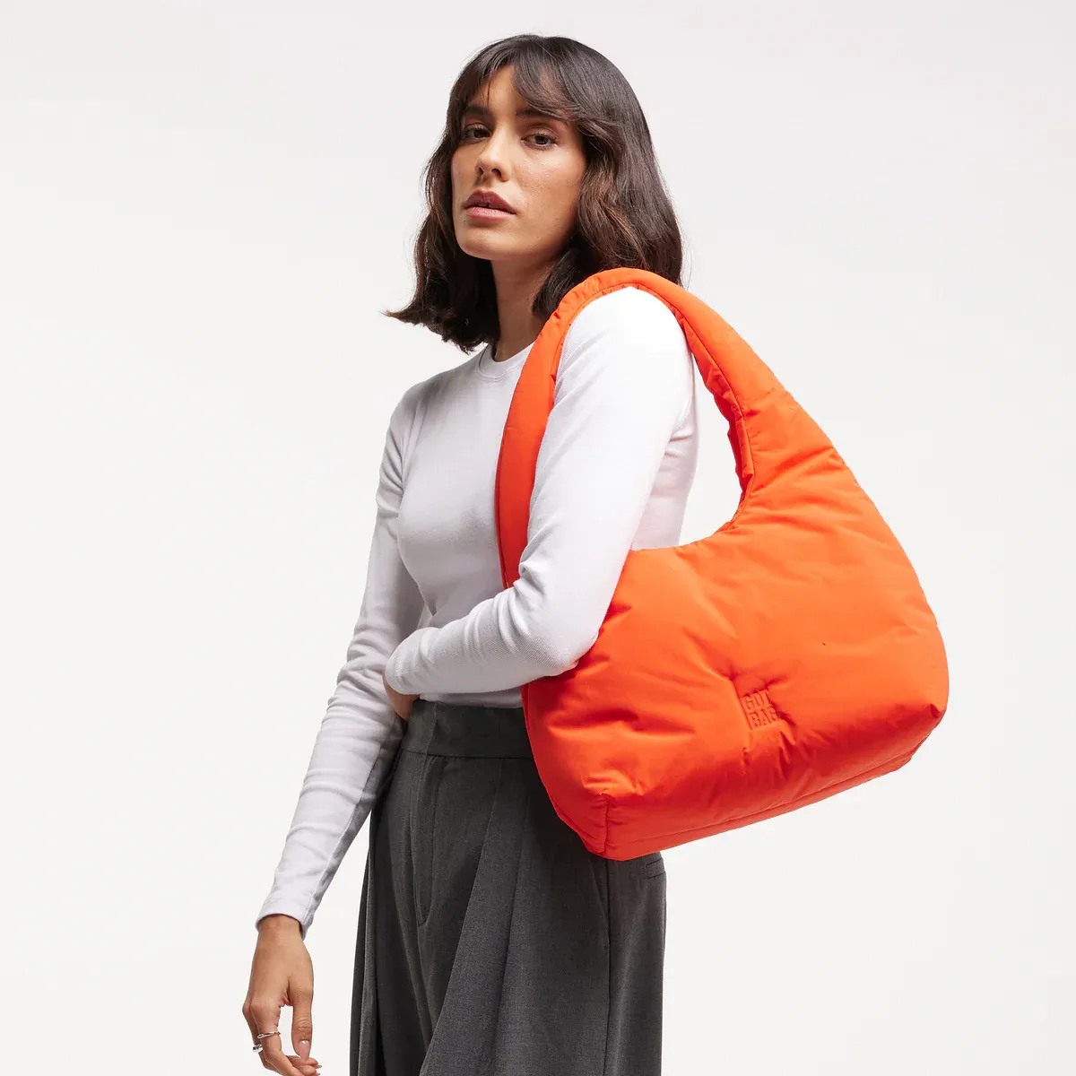 GOT BAG Cloud Shoulder Bag Hot Coral Monochrome – lifestylefoto 1 | duurzaam | Bag-Age
