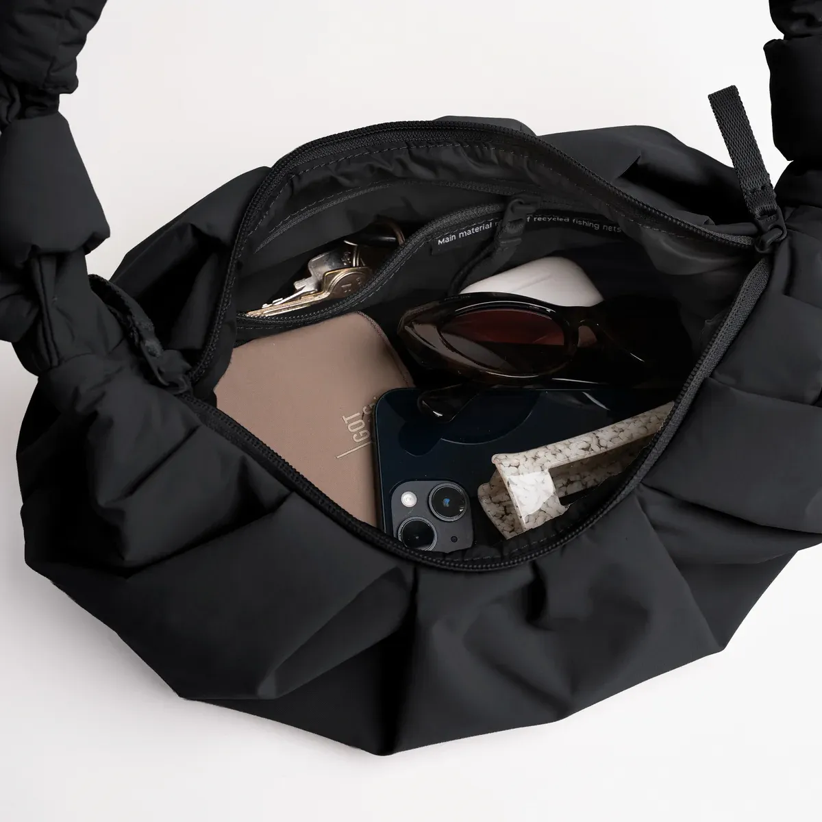 GOT BAG Pleat Moon Bag Small Black Monochrome – vue latérale | durable | Bag-Age