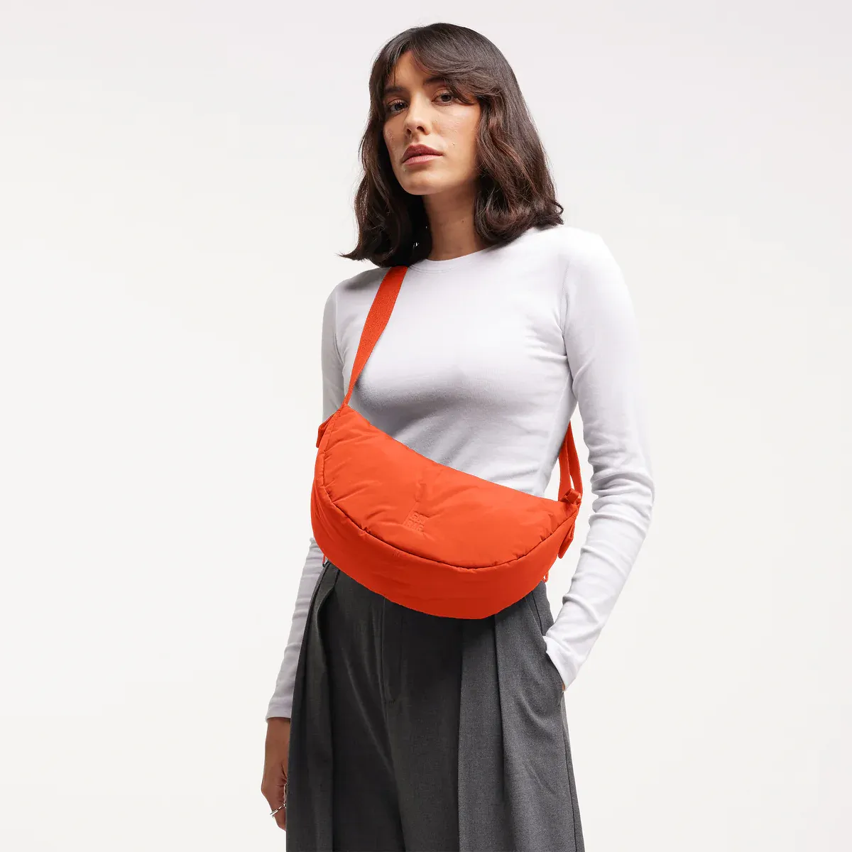 GOT BAG Cloud Moon Bag Small Hot Coral Monochrome – Lifestyle-Foto 1 | nachhaltig | Bag-Age
