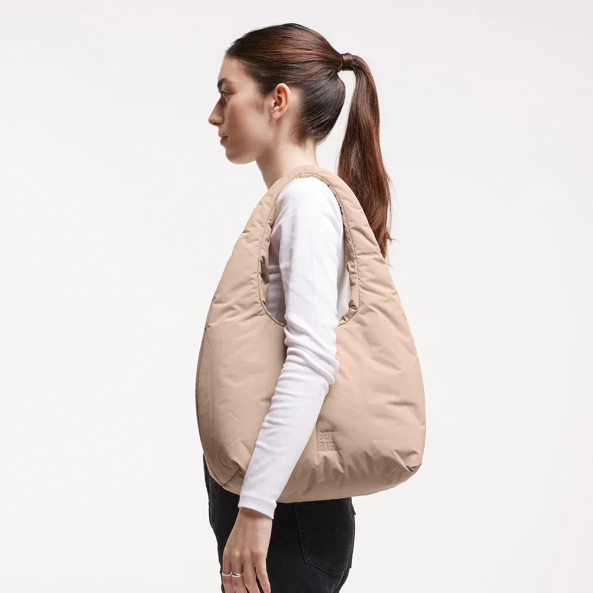GOT BAG Cloud Shoulder Bag Sandbar Monochrome – foto lifestyle 1 | sustentável | Bag-Age