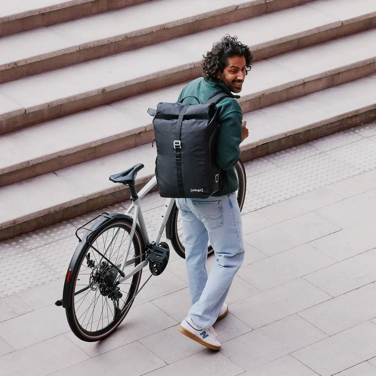 otinga Flip V3 schwarz, Volumen 26L, mit Laptopfach, Fair-Trade-zertifiziert.