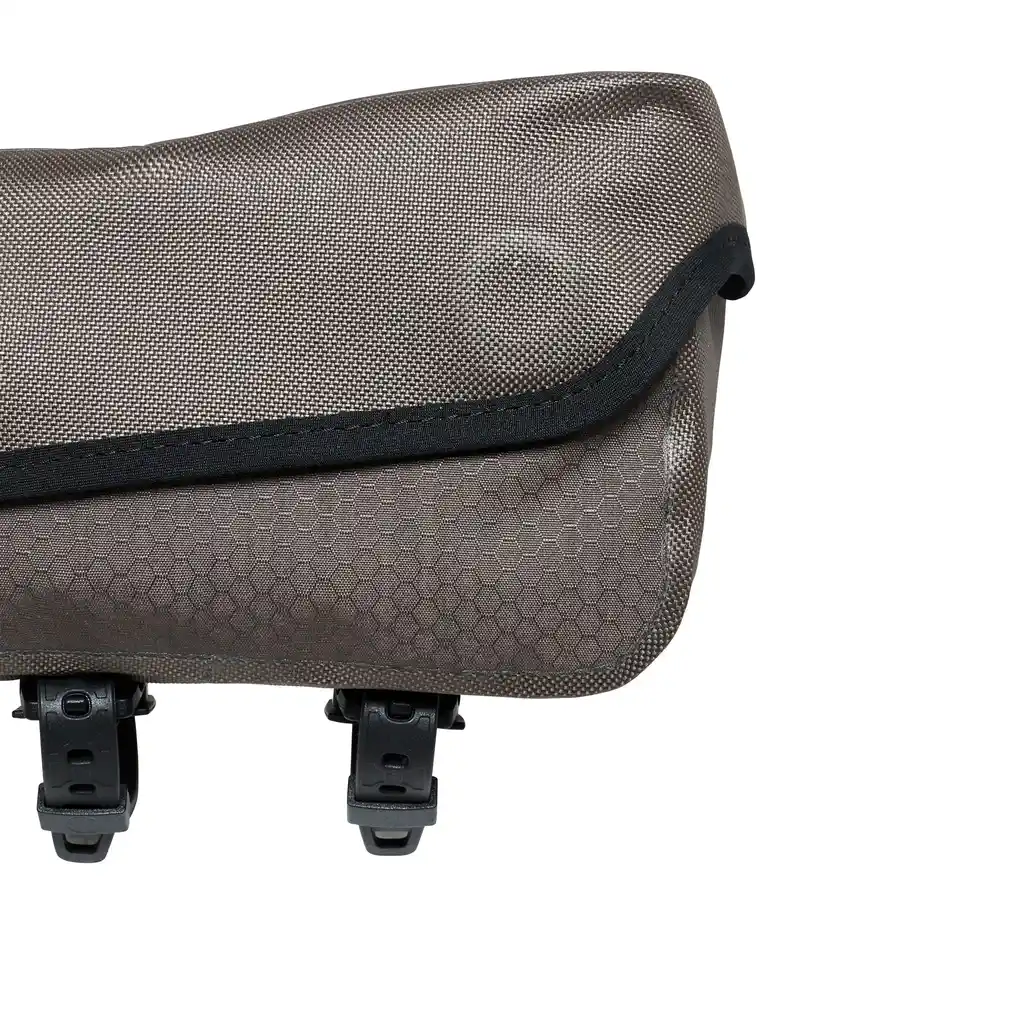 ORTLIEB Fuel-Pack Dark Sand Top Tube Bag, Detailansicht, bei Bag-Age