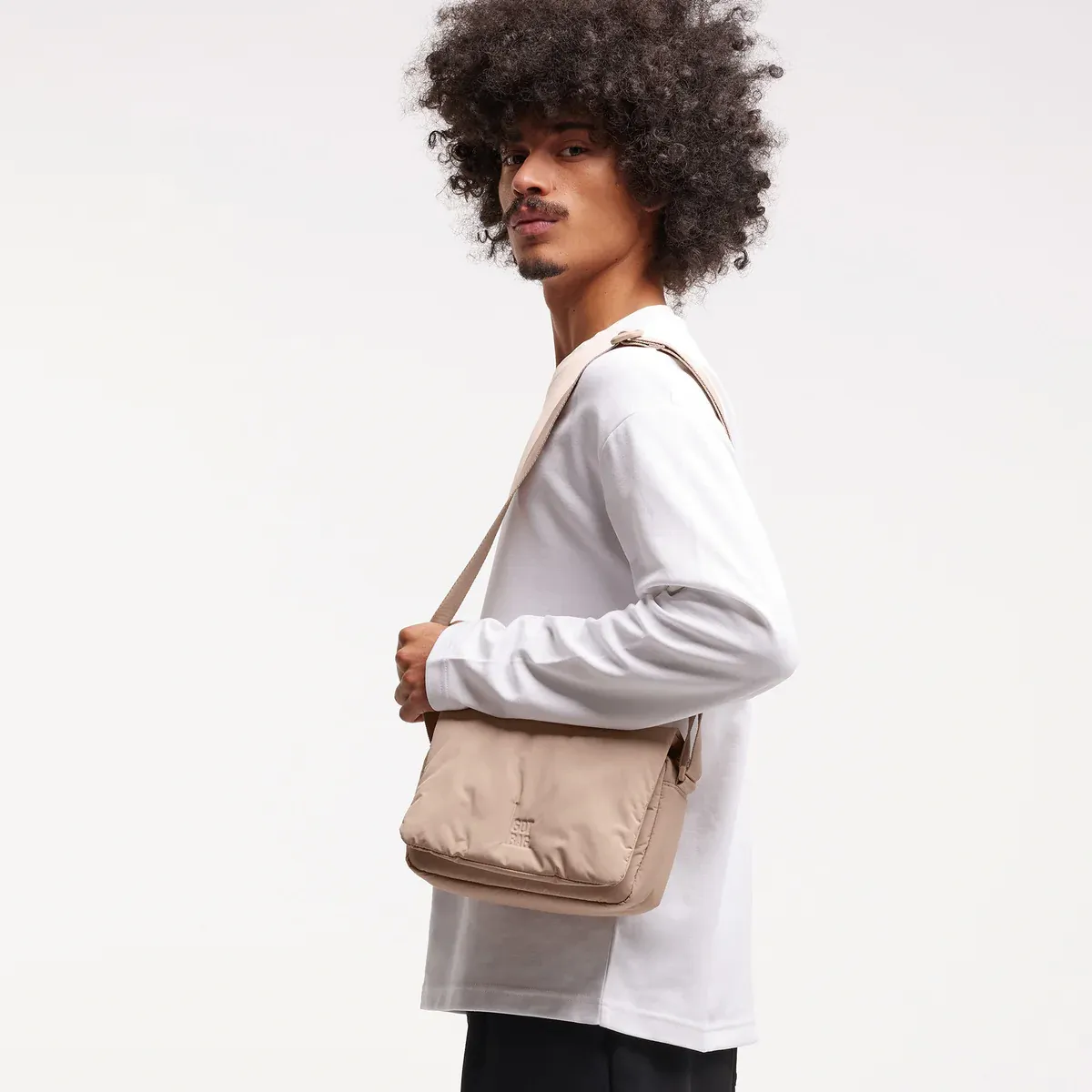 GOT BAG Cloud Crossbody Bag Sandbar Monochrome – foto lifestyle 2 | sostenibile | Bag-Age