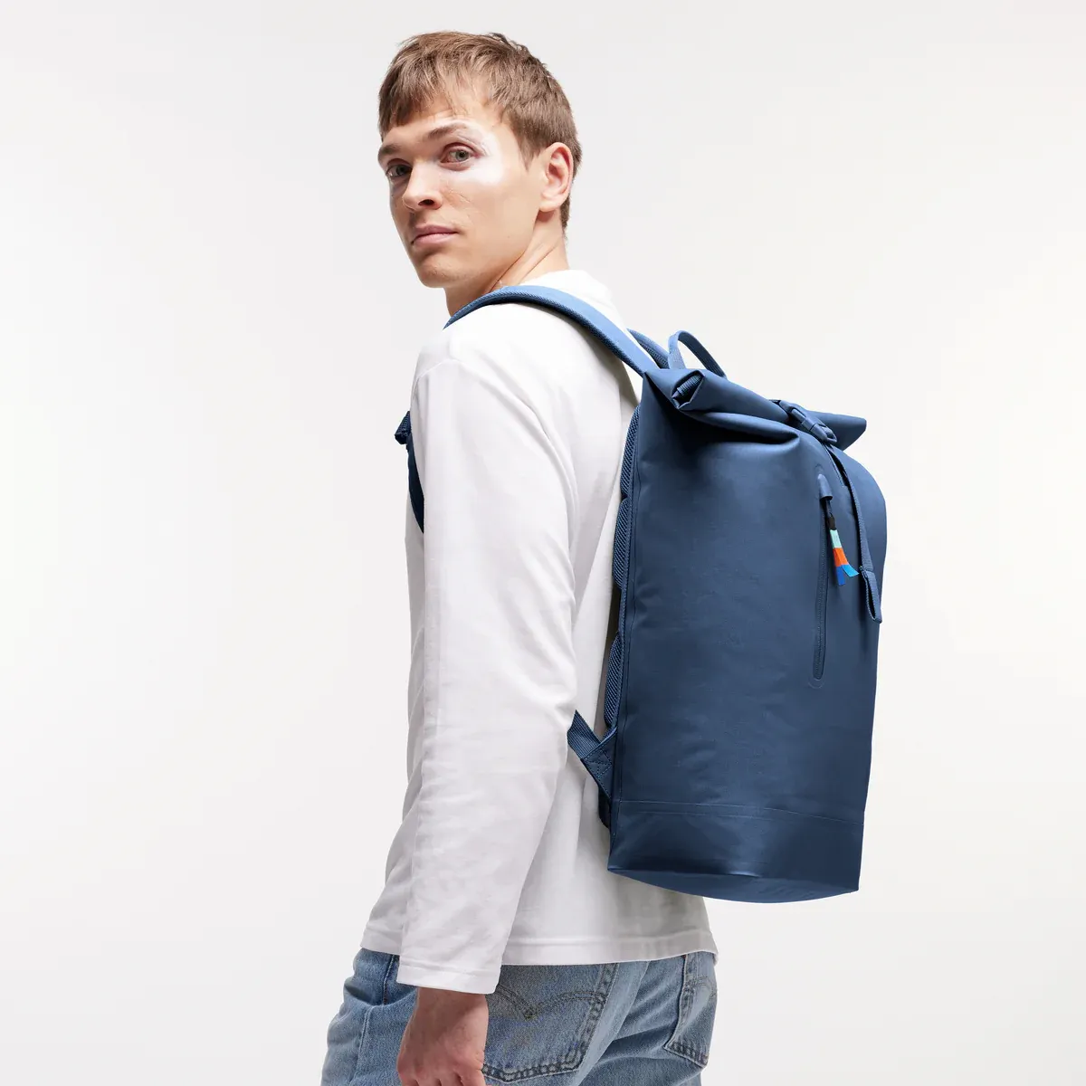 GOT BAG Rolltop Lite 2.0 Ocean Blue – lifestylefoto 2 | duurzaam | Bag-Age