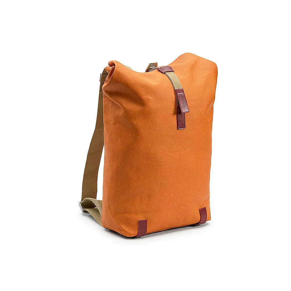 Brooks England Pickwick Cotton Canvas Rucksack in Goose Beak / Maroon – Dreiviertelansicht