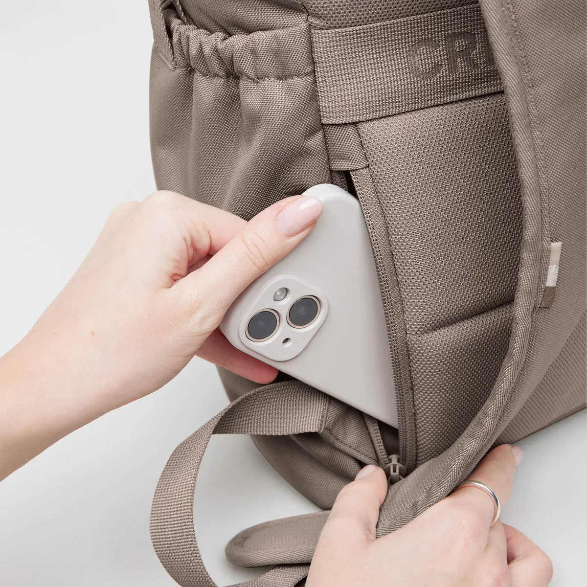 GOT BAG Flap Pack Oyster Monochrome – Detailansicht 1 | nachhaltig | Bag-Age
