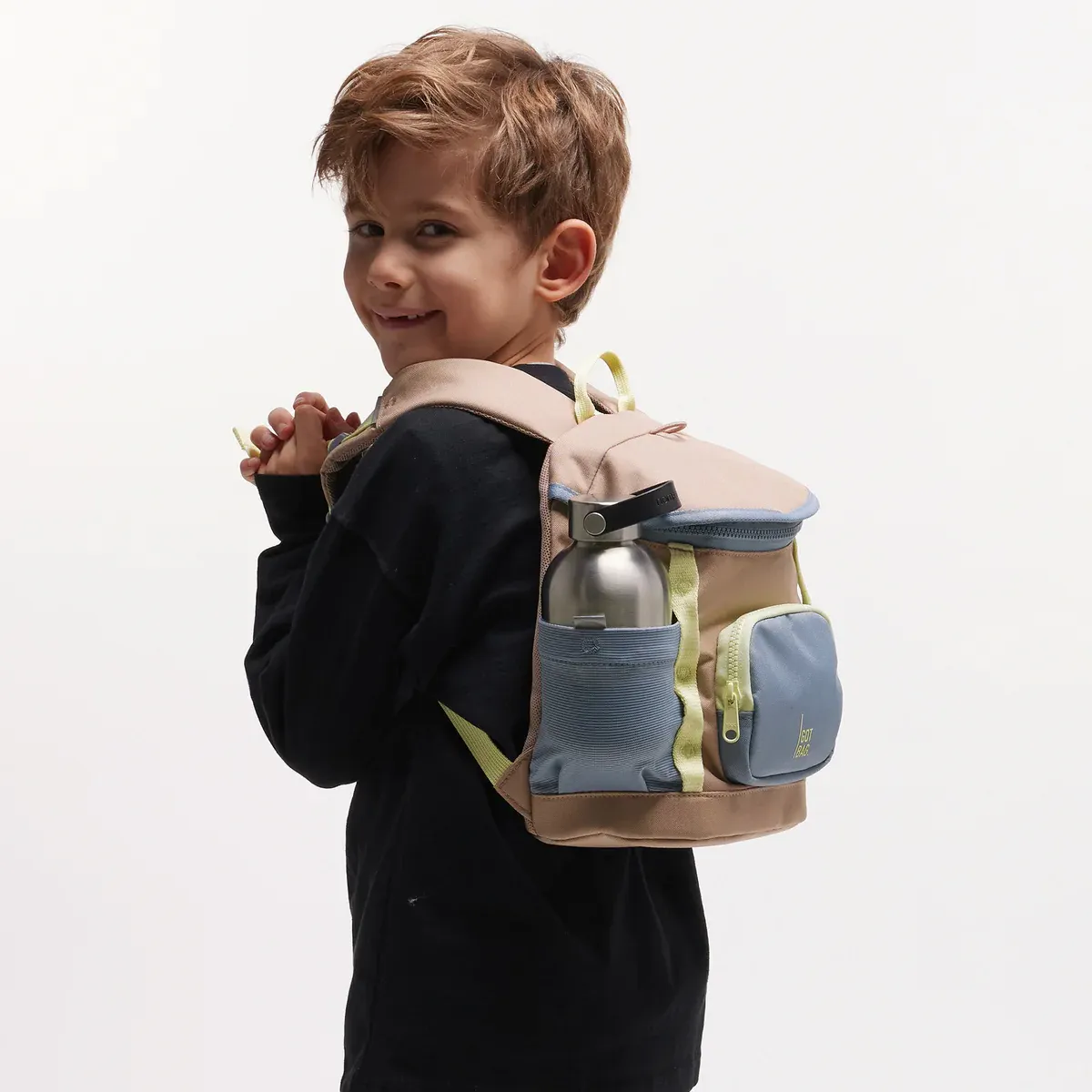 GOT BAG Kids Adventure Daypack Sandbar Multi – foto lifestyle 1 | sustentável | Bag-Age